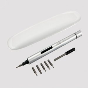 پیچ گوشتی شیائومی WOWSTICK 1fs شیائومی به سرعت جای خود را در میان ابزارها و وسایل گوناگون در منزل، محل کار و یا مسافرت کسب نموده است. در این راستا با معرفی وسیله ای کارآمد و بسیار کاربردی به نام پیچ گوشتی برقی، از گجت جدید خود رونمایی کرد. نام این پیچ گوشتی، Wowstick-1fs است از آلومینیوم با کیفیتی ساخته شده که می تواند سالها در تعمیر و بازسازی وسایل گوناگون شما را یاری کند. این پیچ گوشتی بدنه ای ظریف و بسیار باریک دارد که باعث خوش دست بودن و راحتی کار با آن می شود. به لحاظ نوع جنسی که داد در میان دست لیز نمیخورد و هنگام کار مشکلی ایجاد نخواهد کرد. پیچ گوشتی برقی شیائومی ای پیچ گوشتی، در دو حالت اتوماتی و دستی کار می کند. همراه این پیچ گوشتی 6 سری مختلف PH000, PH1, SL1.5, SL3.0, T5, T6 وجود دارد. یکی از مزیت های اصلی این پیچ گوشتی وجود جعبه ی آن است که با اشغال کمترین فضا، حمل آن را نیز راحت تر می کند. وزن کم این جعه باعث می شود تا به عنوان ابزار ضروری آن را همیشه همراهتان نگه دارید. نحوه کار: تنها کفیست سری مورد نظر را انتخاب و روی یچ گوشتی نصب نمایید. این وسیله برای کار نیاز به دو عدد باتری AAA دارد که می توانید از باتری نیم قلمی شیائومی استفاده نمایید. به گفته شیائومی باتری این وسیله می تواند تا 8 ساعت مداوم یا 180روز در حالت آماده به کار باشد. با باز کرن انتهای پیچ گوشتی باتری ها را به صورت پشت سرم داخل محفظه داخلی قرار دادن و درپوش را دوباره ببندید. حالا می توانید شروع به کار نمایید. گفتنی است که این پیچ‌گوشتی دارای سرعت 100RPM است. گشتاور دوتایی 0.2 / 3 N.m با سرعت 100RPM و سیستم قفل اتوماتیک از دیگر ویژگی های این پیچ گوشتی است. روی این پیچ گوشتی یک عدد LED به کار رفته اس تا هنگام کار روی تمام پیچ ها روشن شده و به راحتی پیچ ها را باز و یا ببندید. چراغ LED پیچ گوشتی شیائومی WOWSTICK 1fs ویژگی های اصلی: بدنه پلاستیکی مقاوم و ضد لغزش مجهز به نور LED بسیار با دوام و استفاده راحت طراحی کلاسیک و باریک 6 نوع مختلف از سری پیچ گوشتی: PH000، PH1، SL1.5، SL3.0، T5، T6 ساخته شده از آلیاژ آلومینیوم عملیات اتوماتیک و دستی، جهت راحتی کار اتصال مغناطیسی بین دسته و سری پیچ گوشتی قفل ضامن دار